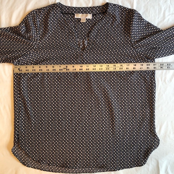 Michael Kors Black & White Asymmetrical Blouse w/ 3/4 Length Tie Sleeves Size M - Picture 8 of 8
